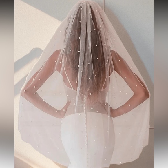 Elegant Faux Pearl-Embellished White Veil, Pearl Wedding Veil, Hip Length Veil main image 4
